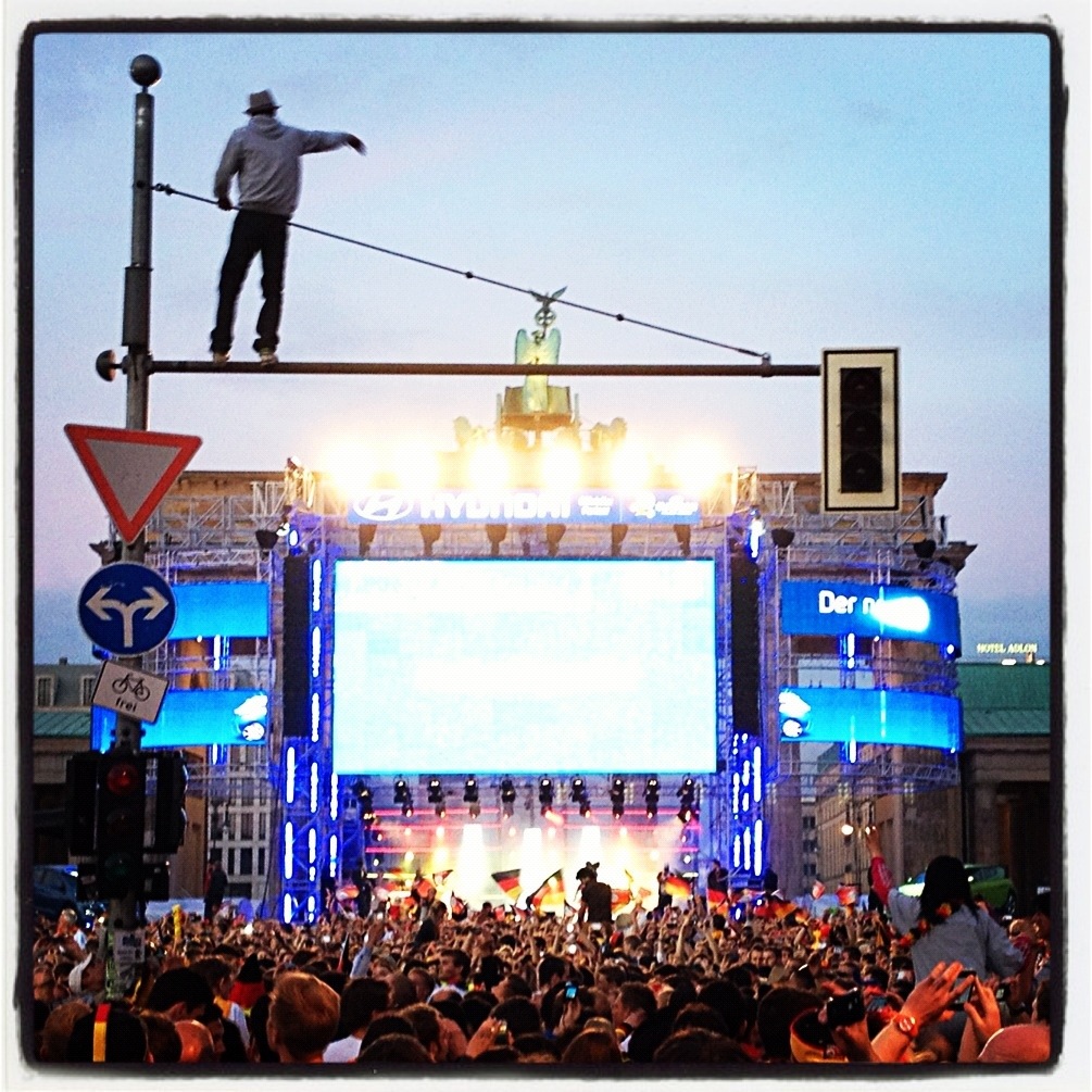 EM 2012 - Fanmeile Berlin (Mann auf Ampel vorm Brandenburger Tor)