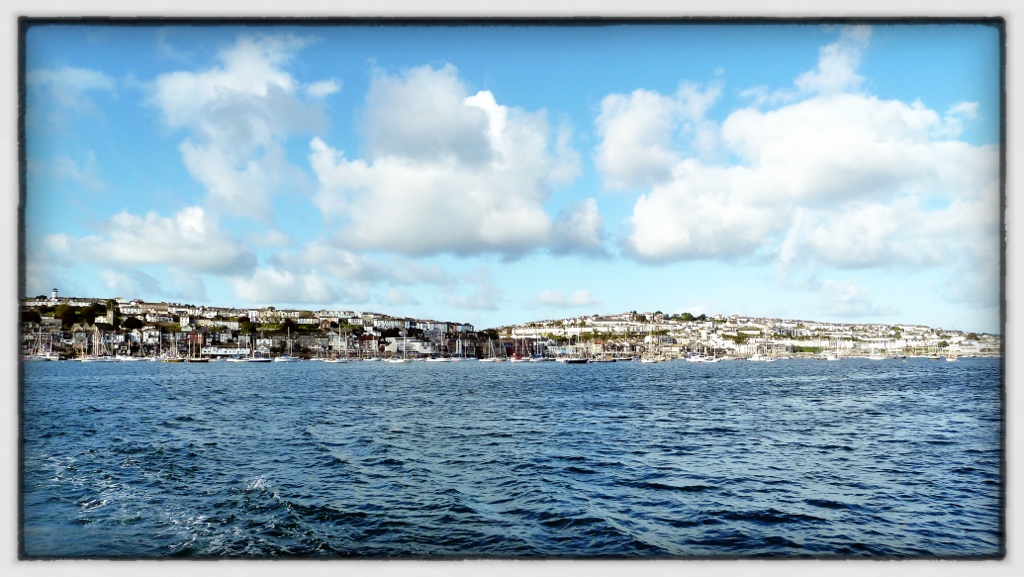 20120929-235226.jpg Blick von der Fähre nach St. Mawes nach Falmouth
