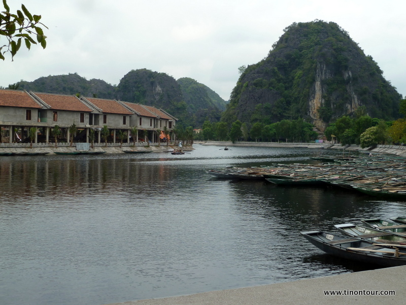weltreise-2013-07-vietnam-07-ninhbinh_01-P1070958 Bootsanlegestelle in Tam Coc