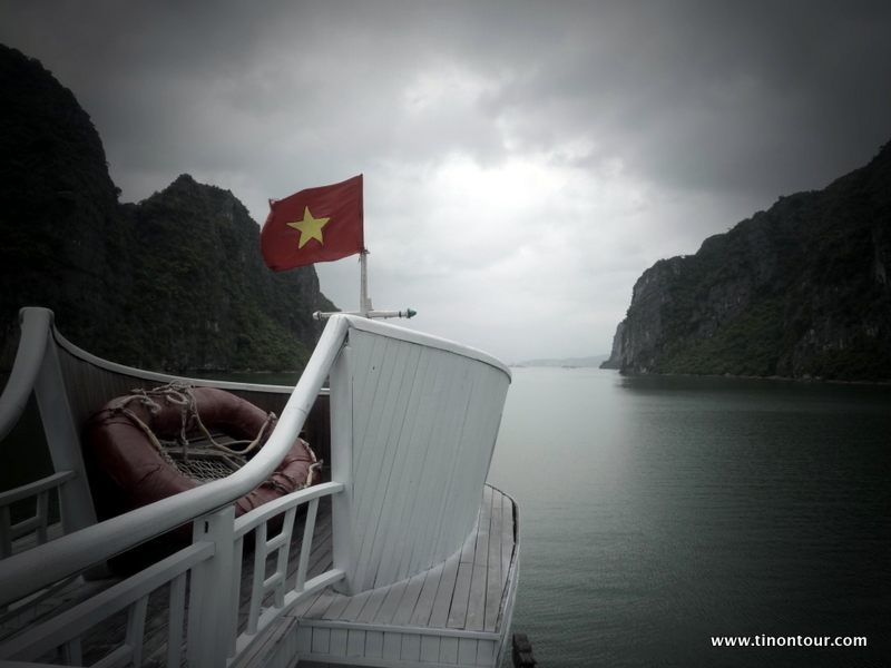 Licht und Schatten bei unserem Ausflug in die Halong Bay (Vietnam)
