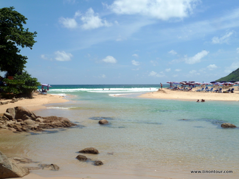 eigentlich der einzige Strand wo ich war: Nai Harn Beach ... soll aber auch einer der schönsten sein und ist vor allem nicht so überlaufen. Vom Trainingscenter sind es ca. 20min mit dem Roller oder 30min mit dem Taxi (Stau)