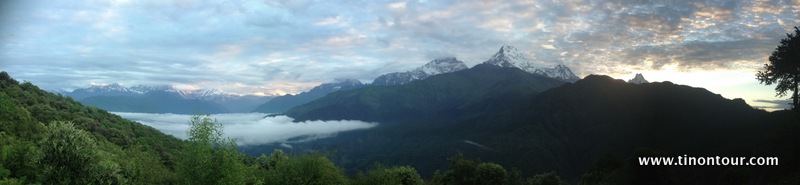 Panorama über die Berge der Annapurna Region im Himalaya (Nepal) von Aussichtspunkt Poon Hill ... leider größtenteils von Wolken bedeckt.