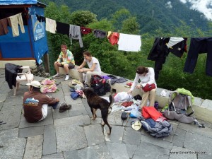 Da wir auf dem Hinweg ein paar Sachen hier "zwischengelagert" hatten, hieß es nun wieder die Rucksäcke umpacken.