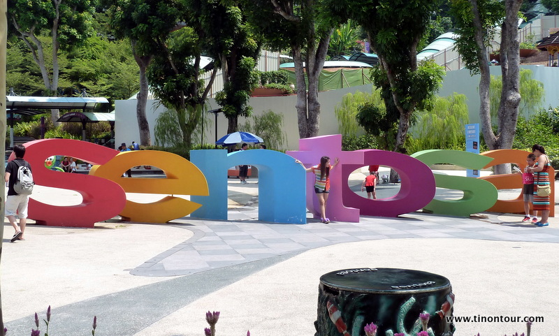 Sentosa Buchstaben vor der Merlion Figuar; Suchbild: Wo ist die Puffbohne ?