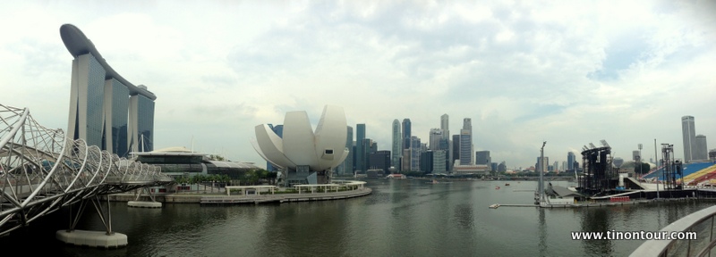 Panoramabild von Singapur mit dem Marina Bay Sands, dem ArtScience Museum und den Finanztürmen