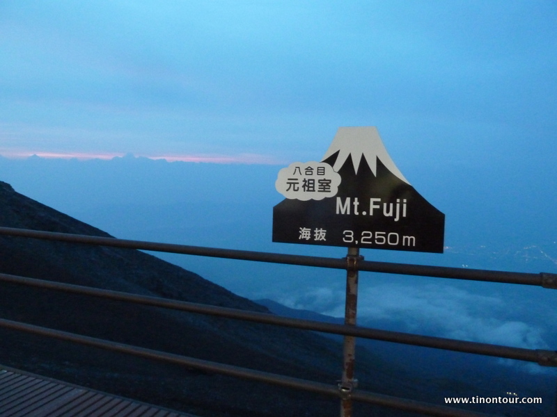 Leider war der Mt. Fuji am Abend in den Wolken und es war zu nebelig ... deswegen war nicht ganz so viel vom Sonnenuntergang zu sehen. Hoffnung blieb aber noch für den Sonnenaufgang.