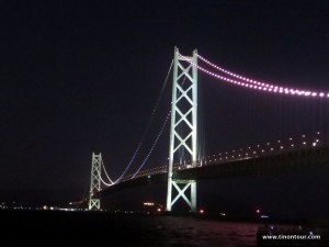 Die Akashi Kaikyo Hängebrücke ist vor allem nachts aufgrund der Beleuchtung schon eine Augenweide