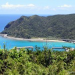 Ausblick von einen der Aussichtspunkte auf der Insel Aka - zu sehen ist die Aka Brücke und Teile des Fährhafens
